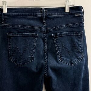 MOTHER Dark Indigo Weekender jeans. 28.